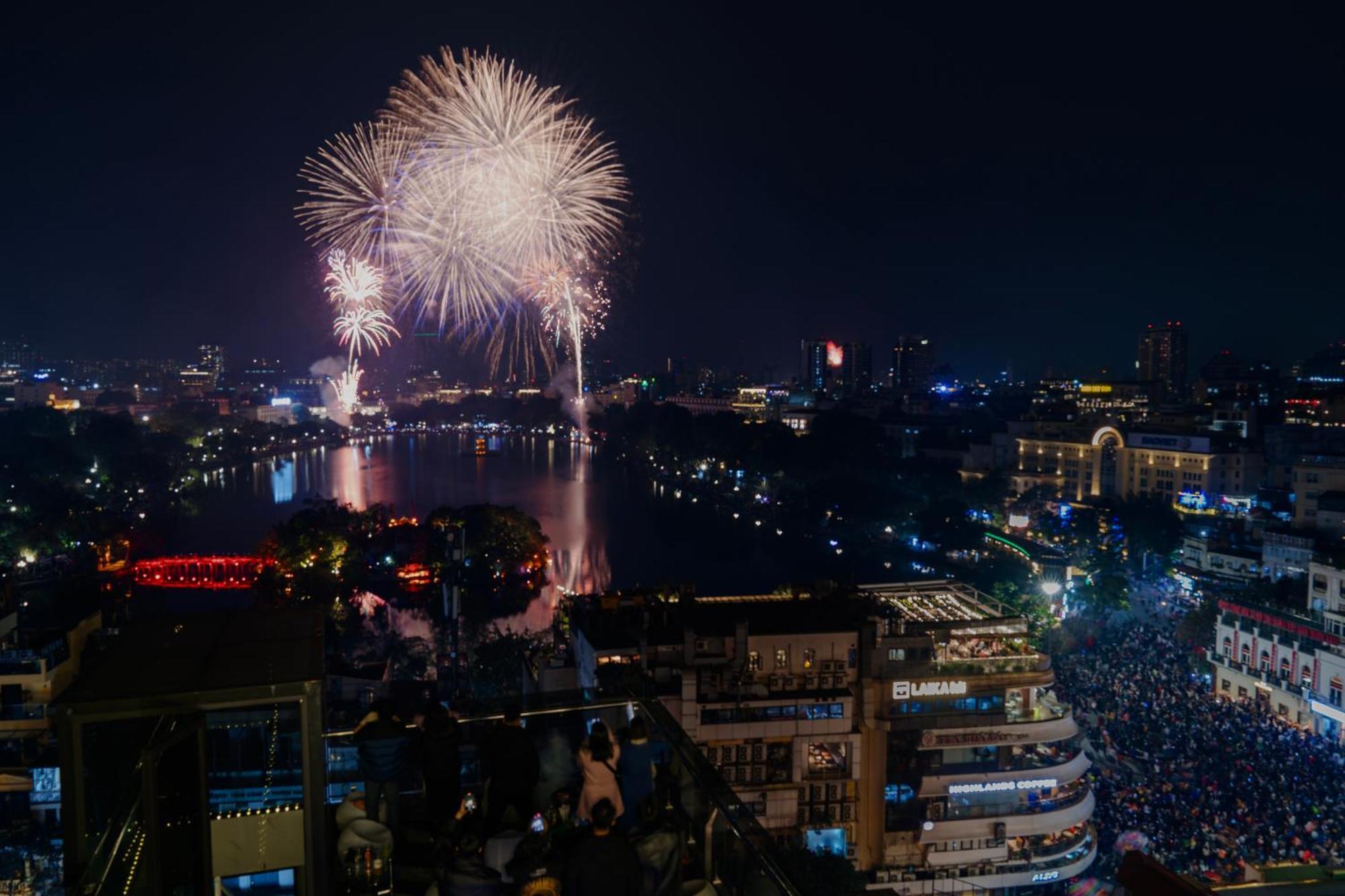 May De Ville Lakeside Hotel Hanoi Eksteriør billede Fireworks at the Danube Festival