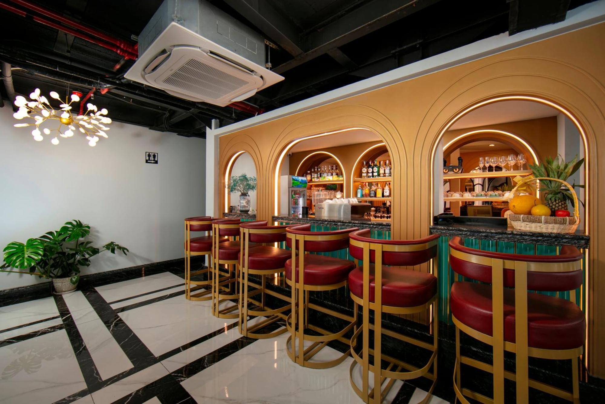 May De Ville Lakeside Hotel Hanoi Eksteriør billede The bar at the hotel