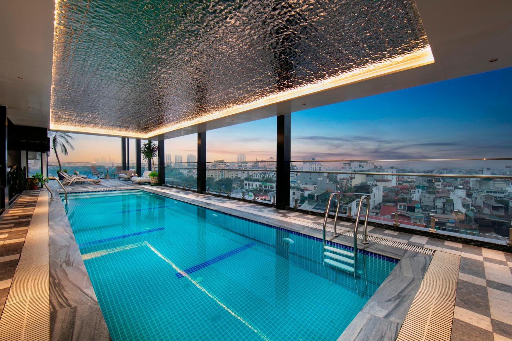 May De Ville Lakeside Hotel Hanoi Eksteriør billede The swimming pool at the 360° Sky Lounge