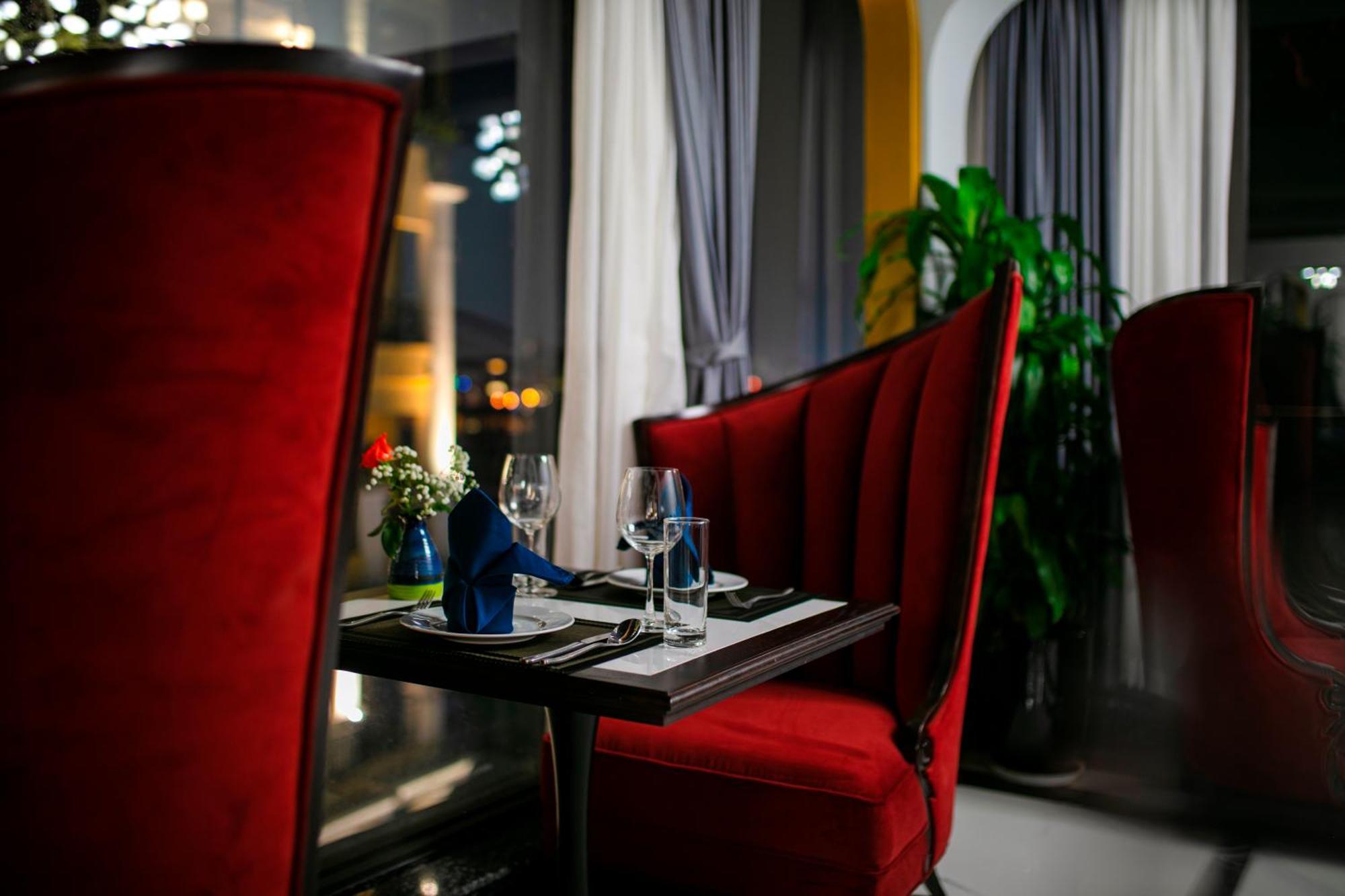 May De Ville Lakeside Hotel Hanoi Eksteriør billede Restaurant interior