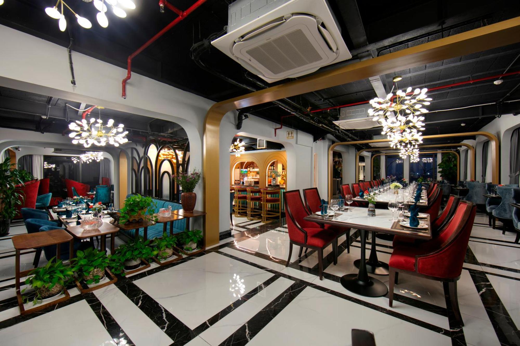 May De Ville Lakeside Hotel Hanoi Eksteriør billede Interior of the restaurant