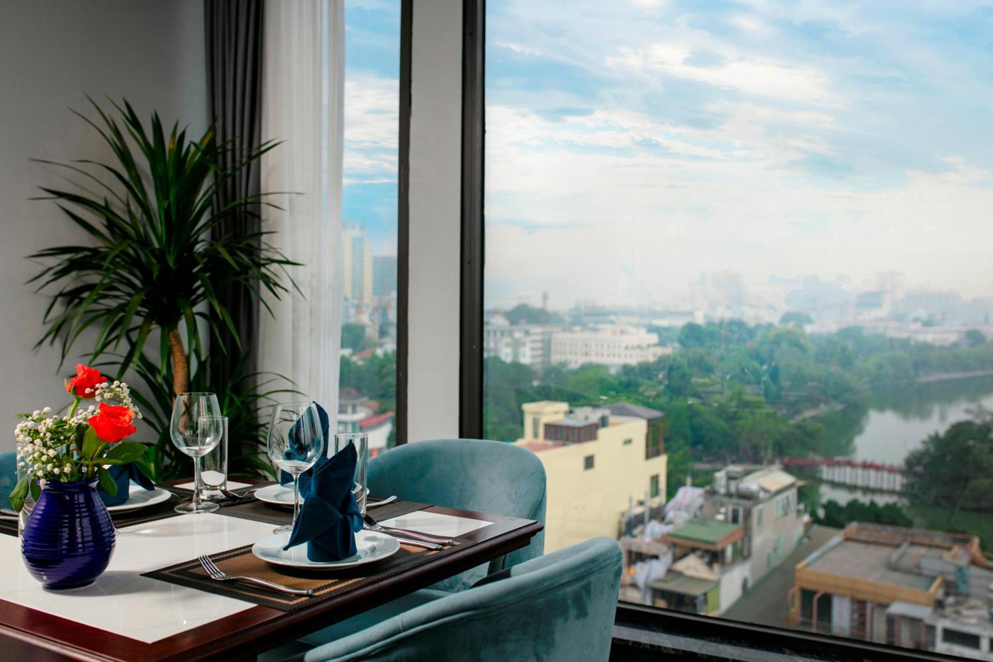 May De Ville Lakeside Hotel Hanoi Eksteriør billede View from the restaurant