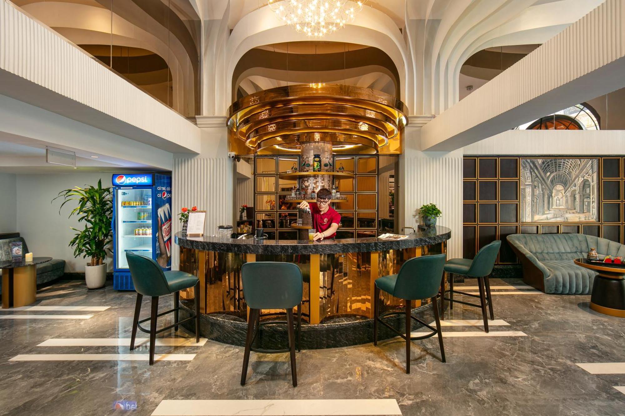 May De Ville Lakeside Hotel Hanoi Eksteriør billede The bar at the hotel