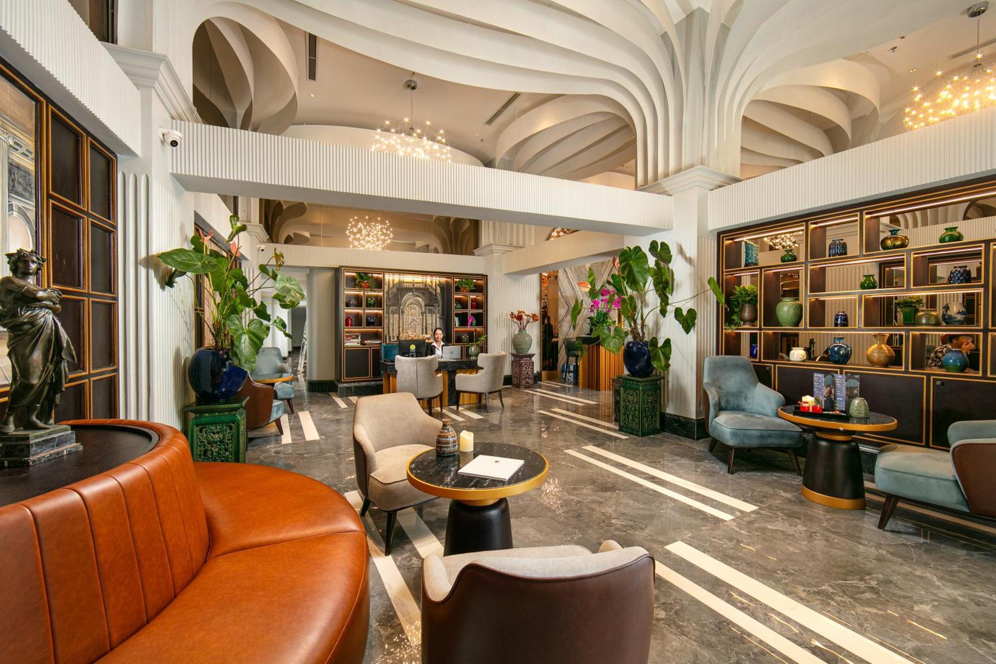 May De Ville Lakeside Hotel Hanoi Eksteriør billede The lobby of the hotel
