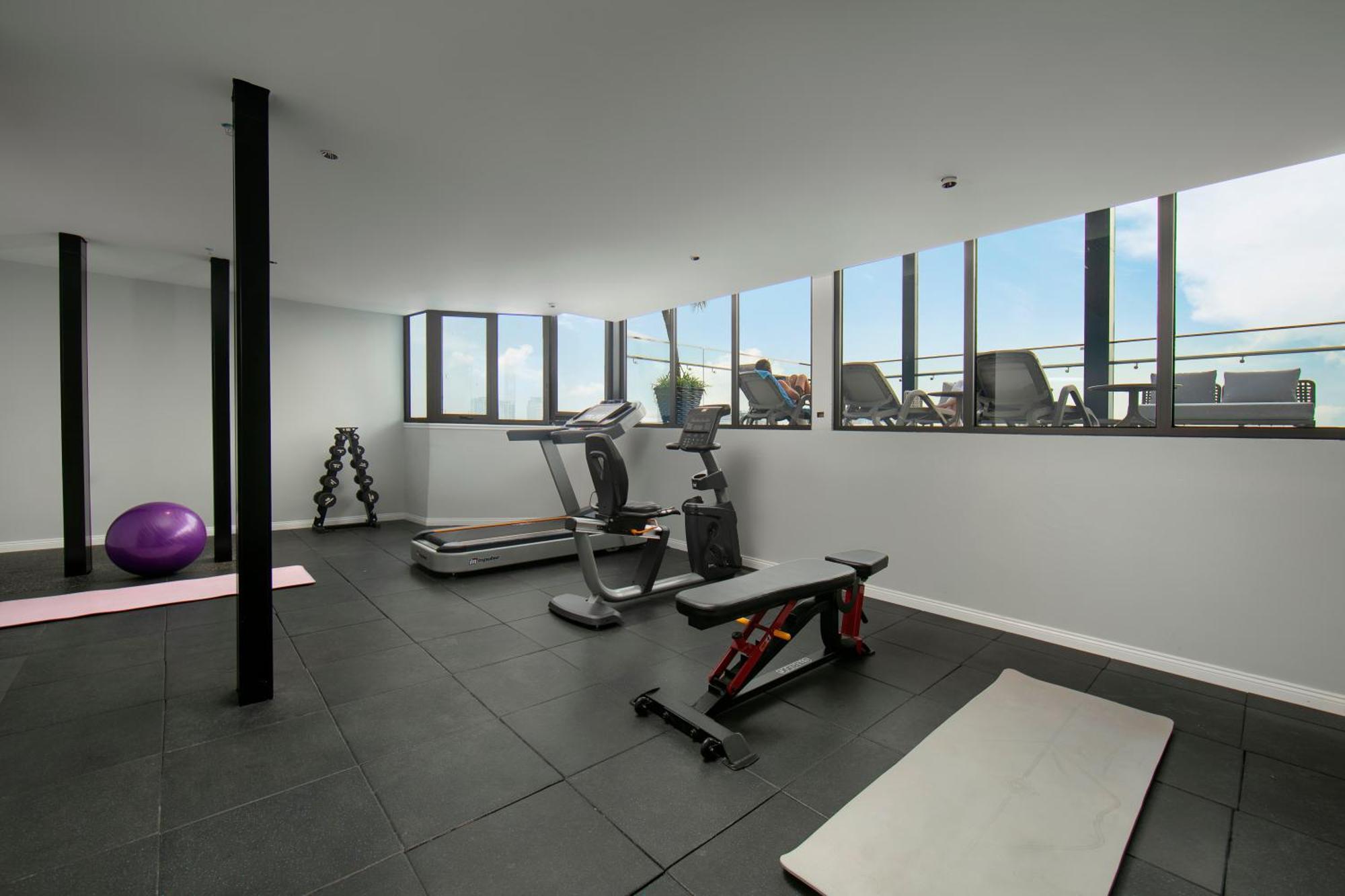 May De Ville Lakeside Hotel Hanoi Eksteriør billede The gym at the 1001 apartment complex