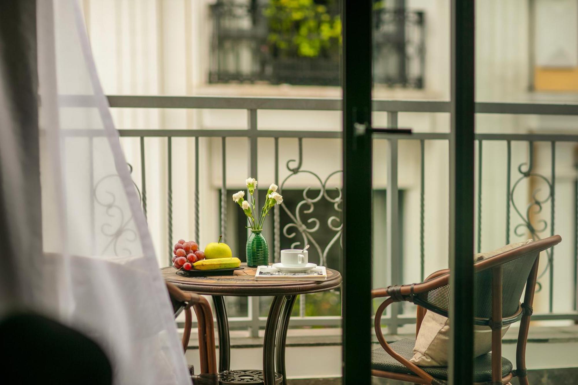 May De Ville Lakeside Hotel Hanoi Eksteriør billede A balcony in a hotel room