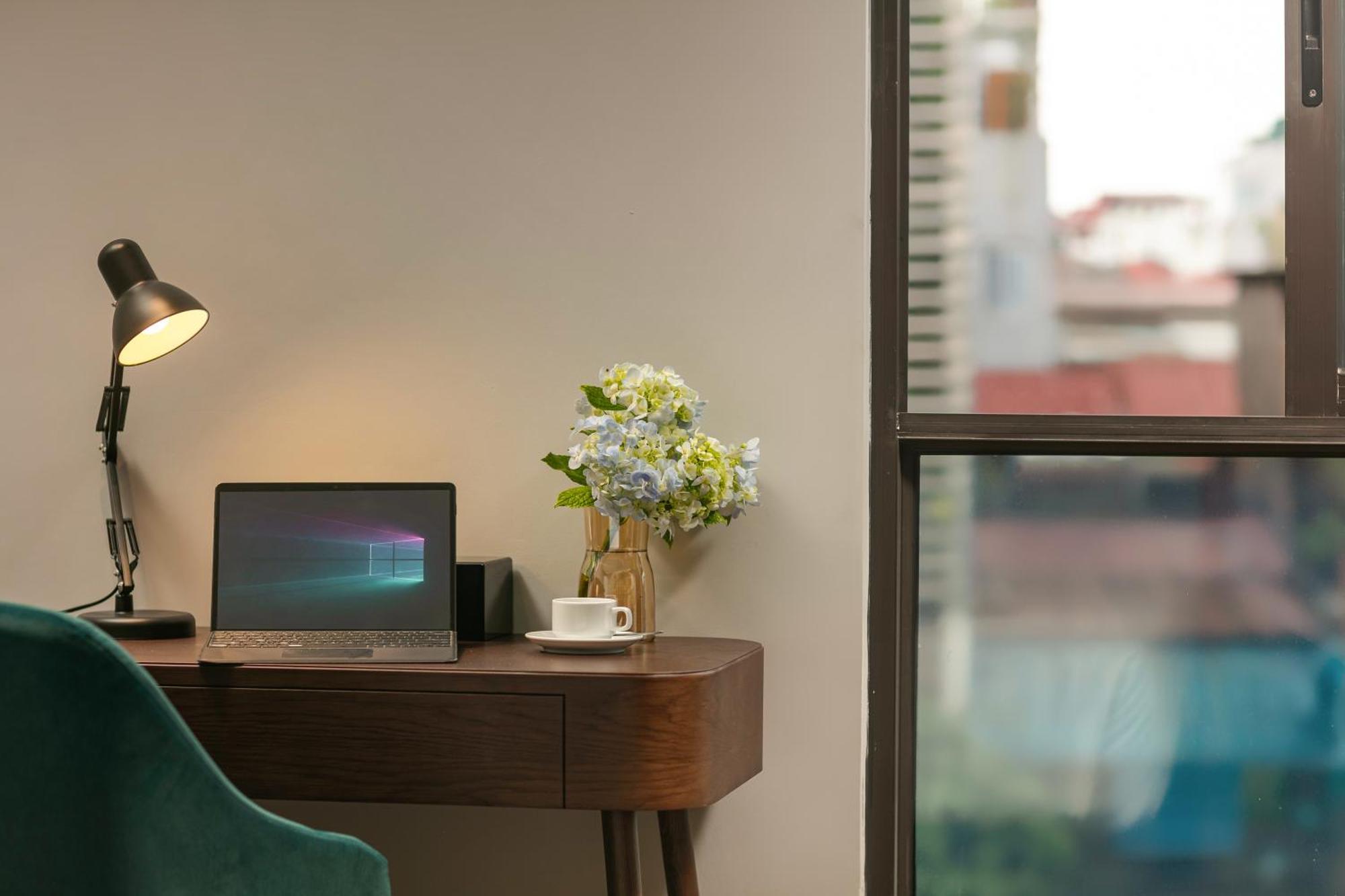 May De Ville Lakeside Hotel Hanoi Eksteriør billede A Microsoft Surface Pro 4