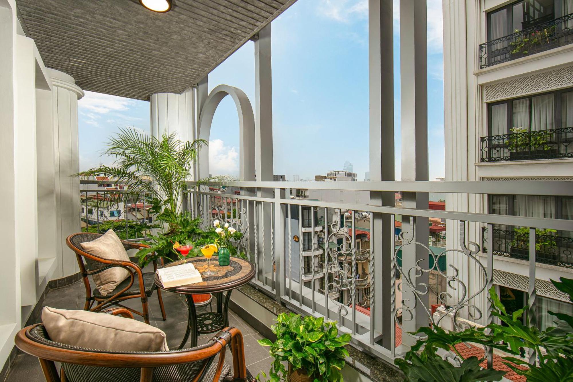 May De Ville Lakeside Hotel Hanoi Eksteriør billede A balcony