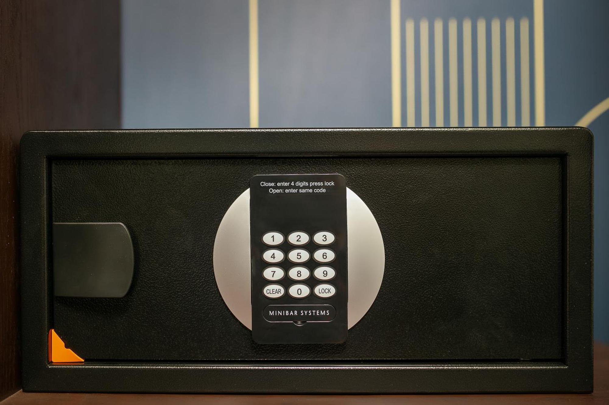 May De Ville Lakeside Hotel Hanoi Eksteriør billede A safe