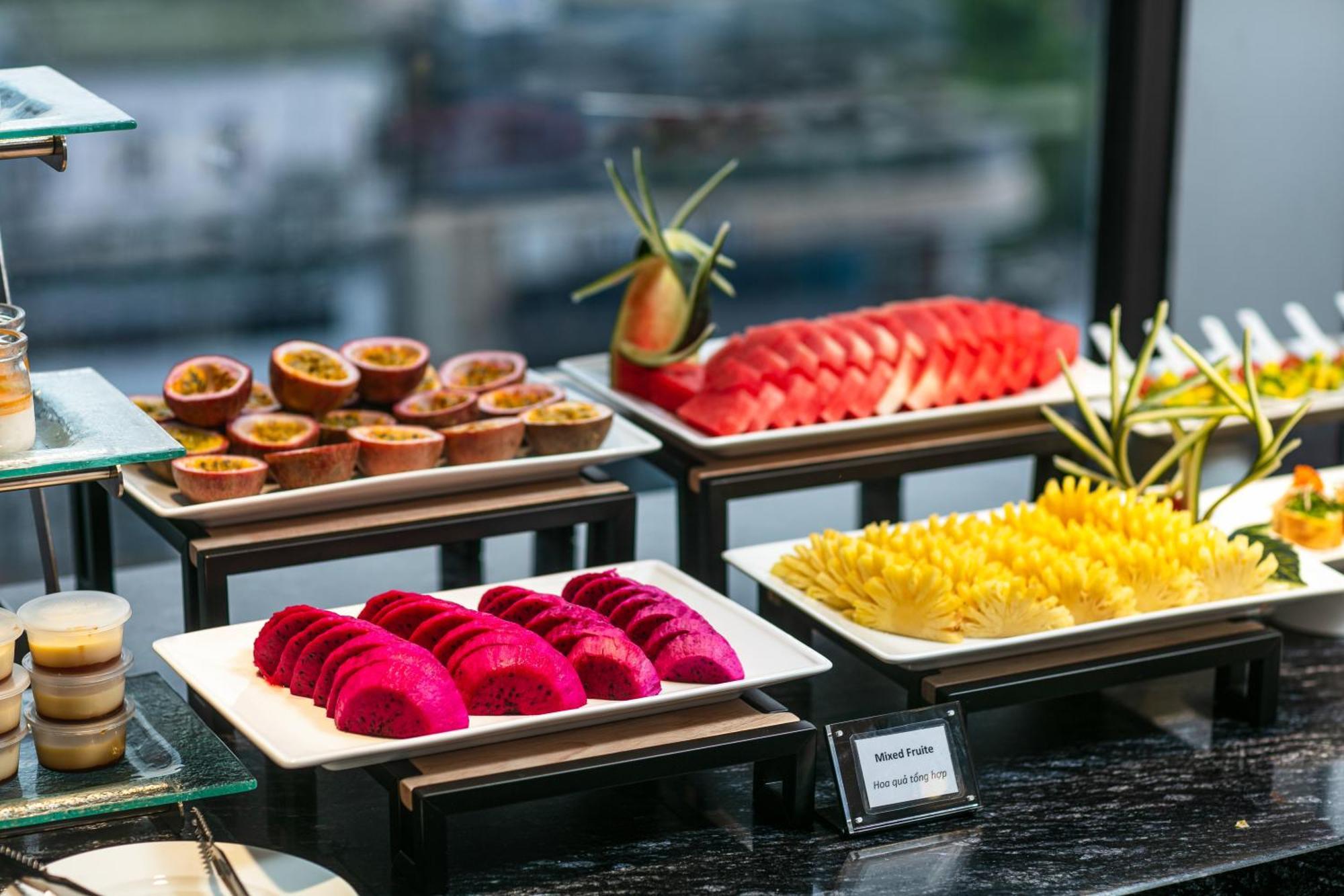 May De Ville Lakeside Hotel Hanoi Eksteriør billede A selection of tropical fruit