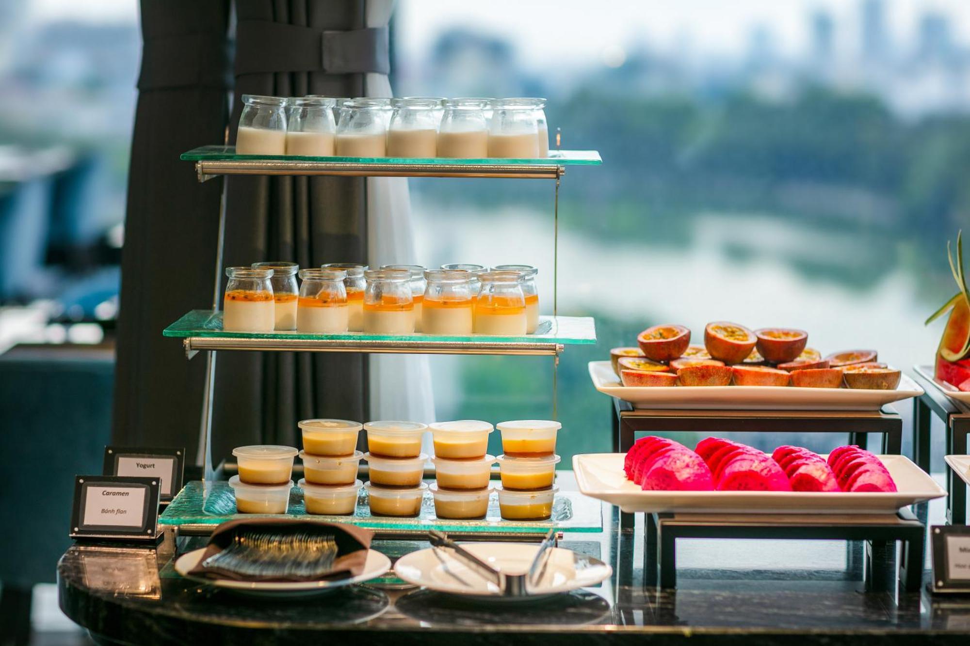 May De Ville Lakeside Hotel Hanoi Eksteriør billede A dessert buffet