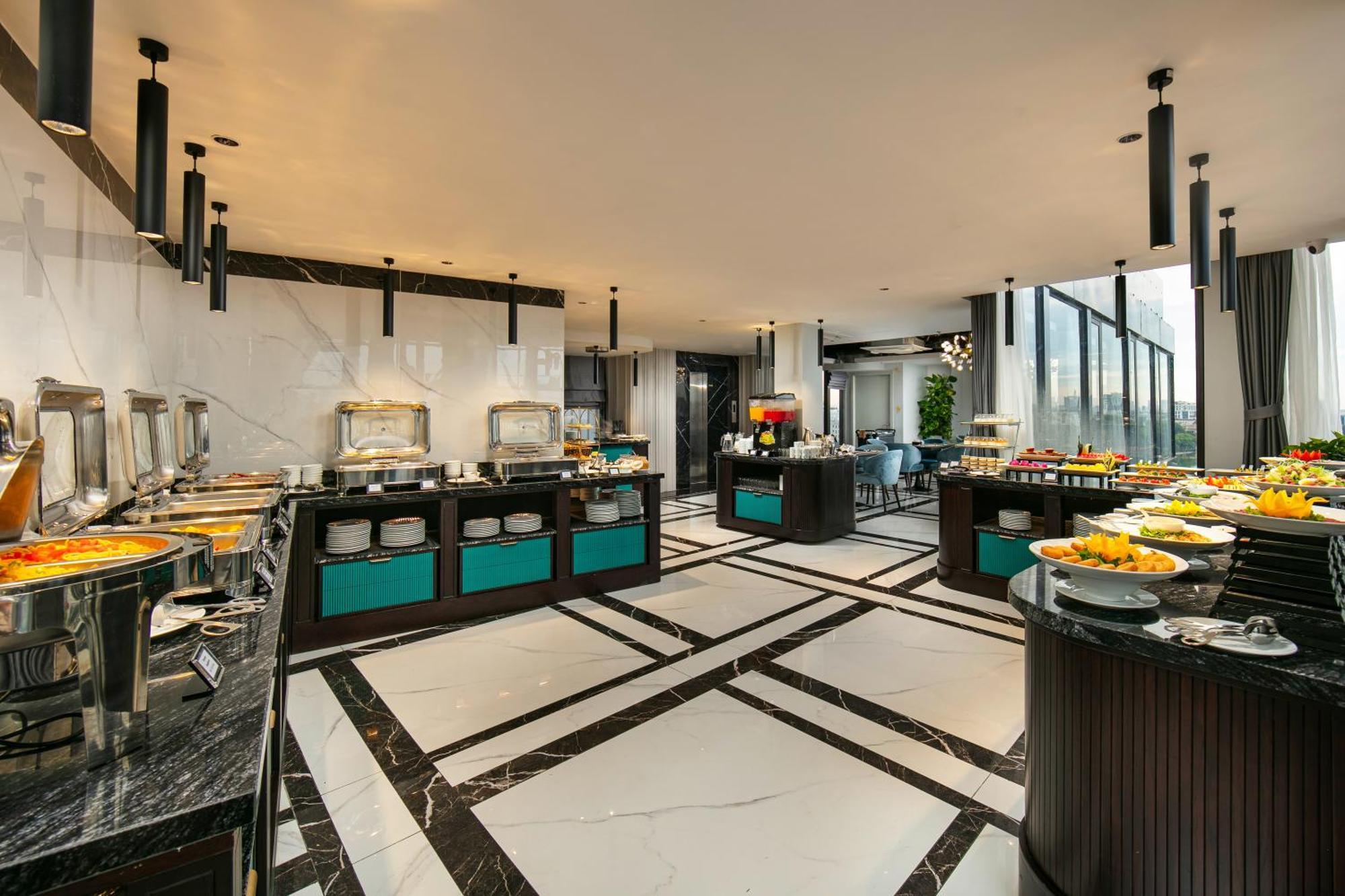 May De Ville Lakeside Hotel Hanoi Eksteriør billede The Club Lounge at the 36th floor