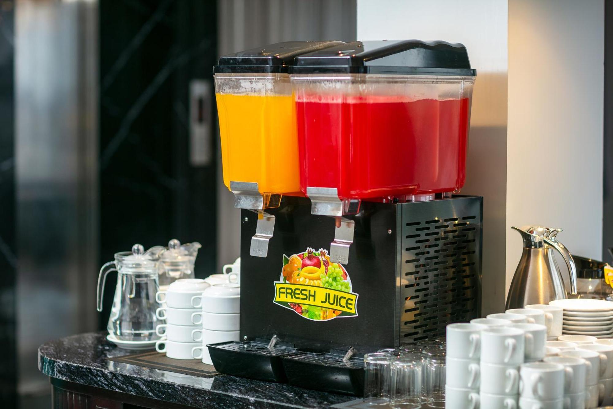May De Ville Lakeside Hotel Hanoi Eksteriør billede A juice dispenser