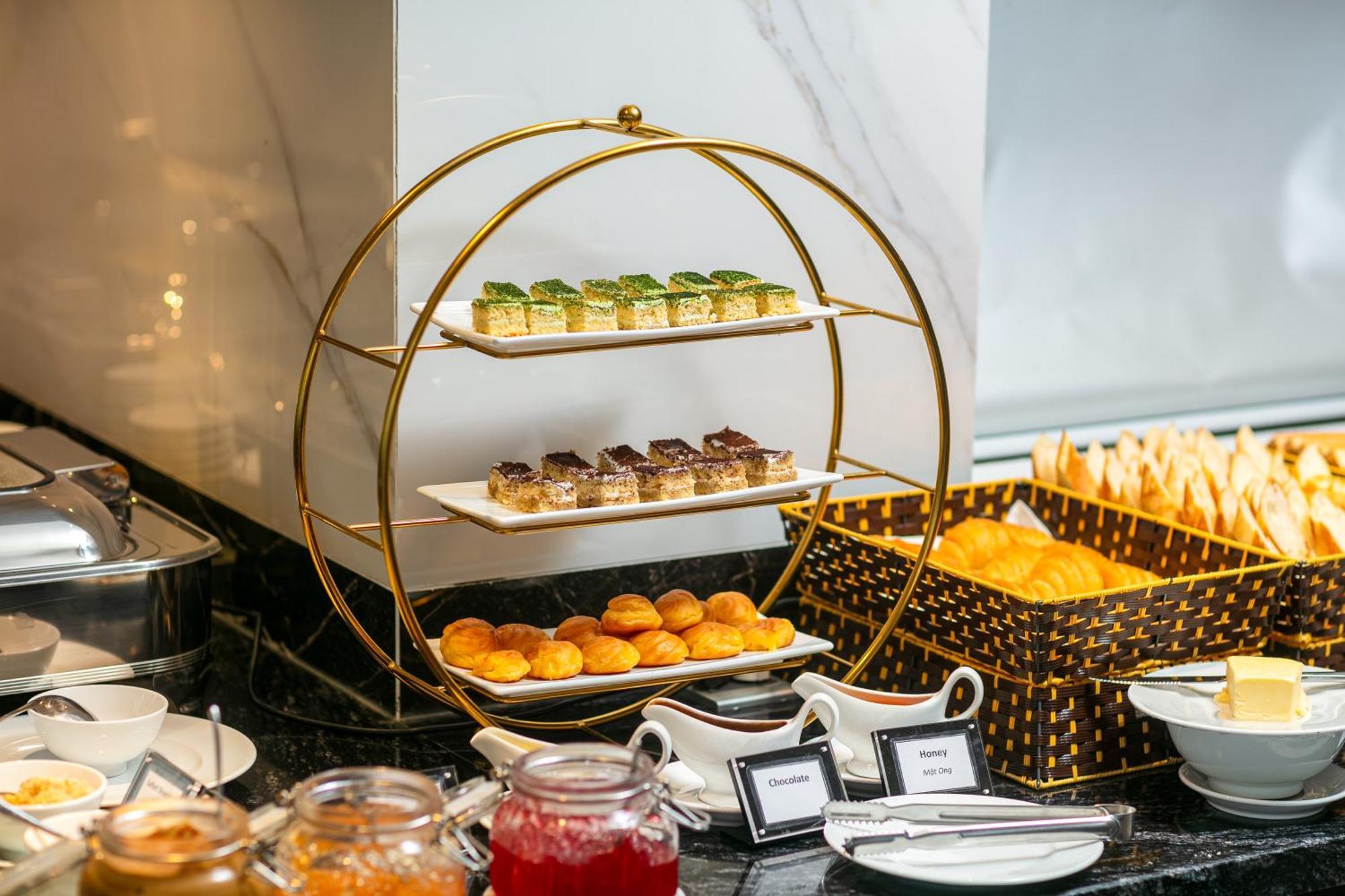 May De Ville Lakeside Hotel Hanoi Eksteriør billede A tiered serving stand
