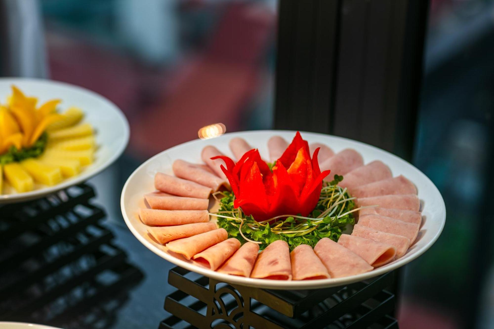 May De Ville Lakeside Hotel Hanoi Eksteriør billede A platter of ham